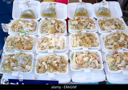Frittierte Tintenfischringe Eiern zum Verkauf an Chatuchak Market in Bangkok Thailand Stockfoto