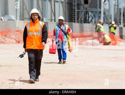 Sofia, Bulgarien - 29. Mai 2015: Arbeitnehmer sind die Finalisierung des Bau Sofias zweite Abfall (organische Abfälle Werk warst Stockfoto