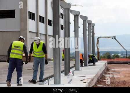 Sofia, Bulgarien - 29. Mai 2015: Arbeitnehmer sind die Finalisierung des Bau Sofias zweite Abfall (organische Abfälle Werk warst Stockfoto