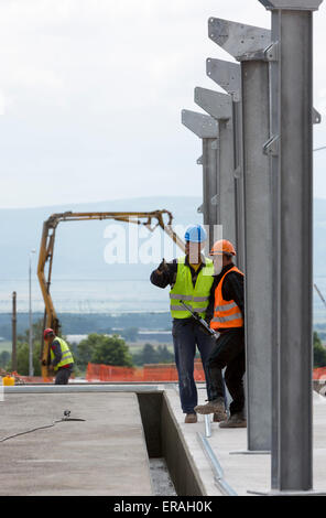 Sofia, Bulgarien - 29. Mai 2015: Arbeitnehmer sind die Finalisierung des Bau Sofias zweite Abfall (organische Abfälle Werk warst Stockfoto