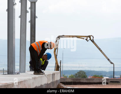 Sofia, Bulgarien - 29. Mai 2015: Arbeitnehmer sind die Finalisierung des Bau Sofias zweite Abfall (organische Abfälle Werk warst Stockfoto