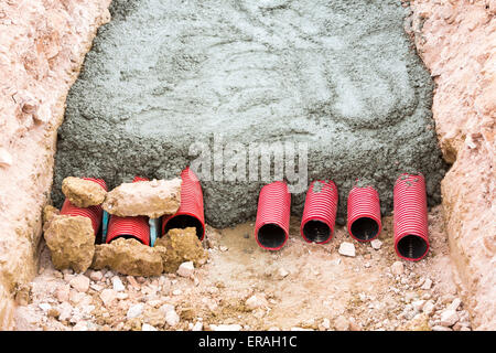 Betonieren rote Wellrohren für Elektroinstallation. Stockfoto