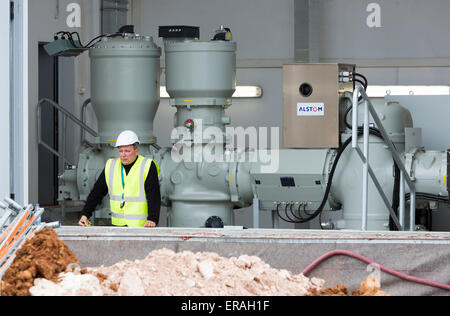 Sofia, Bulgarien - 29. Mai 2015: Ein Ingenieur ist ein Auge auf das Testen von Sofias zweite Abfall Pflanze Heavy Duty hohe Volta Stockfoto