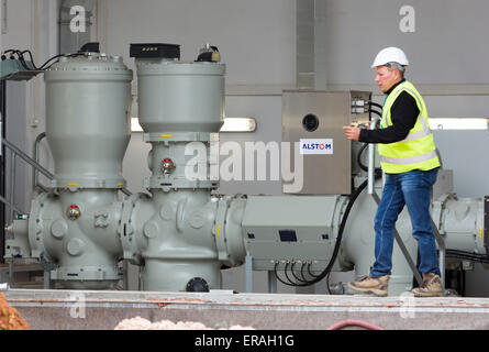 Sofia, Bulgarien - 29. Mai 2015: Ein Ingenieur ist ein Auge auf das Testen von Sofias zweite Abfall Pflanze Heavy Duty hohe Volta Stockfoto