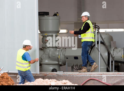 Sofia, Bulgarien - 29. Mai 2015: Ingenieure sind ein Auge auf das Testen von Sofias zweite Abfall Pflanze Heavy Duty hohe Lemke halten Stockfoto