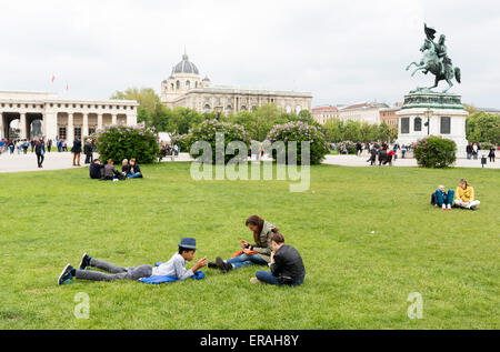 Wien, Österreich - 1. Mai 2015: Österreichische Jugendliche ihre Freizeit auf einer Wiese im Zentrum von Wien, Austr verbringen Stockfoto