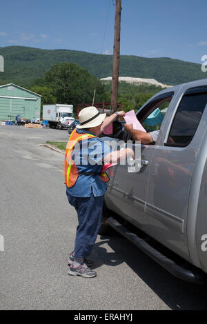 Checken Sie bei Sondermüll-Sammlung-Tag in der kleinen Massachusetts Adams. Stockfoto