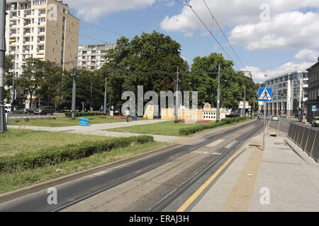 Blauer Himmel weiße Wolken Blick nach Osten von der Metrostation Ratusz Arsenal Replikat große Synagoge, Aleja Solidarnosci, Warschau Stockfoto