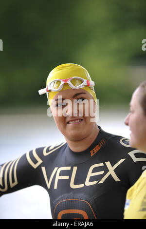 London, UK. 30. Mai 2015. Emily Harris (GBR) im Gespräch mit einem Helfer kurz vor dem Start der Frauen PT2 Paratriathlon beim Vitality World Triathlon, London. Leider gelingt Harris nur 6. Platz mit einer Zeit von 01:51:29. Bildnachweis: Michael Preston/Alamy Live-Nachrichten Stockfoto