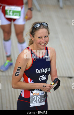 London, UK. 30. Mai 2015. Clare Cunningham (GBR) suchen glücklich nach Beendigung der Frauen PT4 Paratriathlon beim Vitality World Triathlon, London. Cunningham gewann Bronze mit einer Zeit von 01:14:08. Bildnachweis: Michael Preston/Alamy Live-Nachrichten Stockfoto