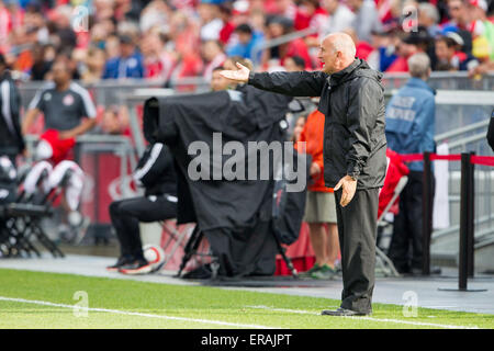 Toronto, Ontario, Kanada. 30. Mai 2015. Dominic Kinnear Trainer der Erdbeben schreit Anweisungen von der Bank in einem MLS-Spiel zwischen den Toronto FC und San Jose Earthquakes im BMO Field in Toronto, Ontario, Kanada. Bildnachweis: Csm/Alamy Live-Nachrichten Stockfoto