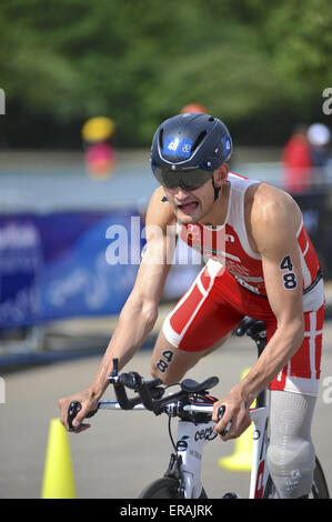 London, UK. 30. Mai 2015. Sebastian Jensen (DEN) Beendigung des Zyklus Rennen Teil der Männer PT4 Paratriathlon beim Vitality World Triathlon, London. Jensen beendete auf dem 13. Platz mit einer Zeit von 01:07:24. Bildnachweis: Michael Preston/Alamy Live-Nachrichten Stockfoto