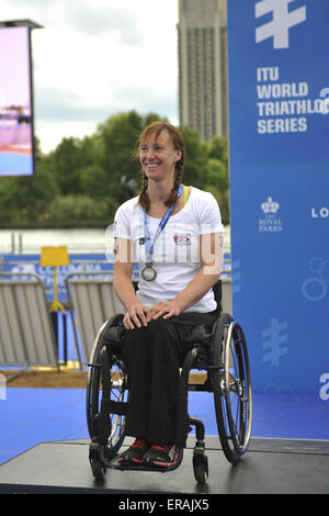 London, UK. 30. Mai 2015. Lizzie Schleien (GBR) suchen nach dem Aufstehen einer Silbermedaille für ihren 2. Platz glücklich beenden in der Frauen PT1 Paratriathlon beim Vitality World Triathlon, London. Schleie Zeit war 01:33:39. Bildnachweis: Michael Preston/Alamy Live-Nachrichten Stockfoto