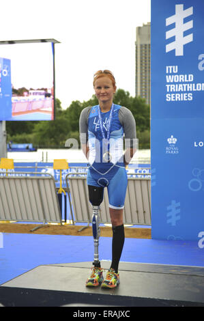 London, UK. 30. Mai 2015. Liisa Lilja (FIN) suchen Sie entspannt nach dem Aufstehen einer Silbermedaille für ihren 2. Platz beenden in der Frauen PT2 Paratriathlon beim Vitality World Triathlon, London. Lilja Zeit war 01:32:39. Bildnachweis: Michael Preston/Alamy Live-Nachrichten Stockfoto