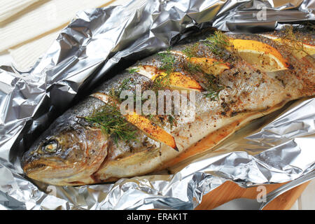 Gefüllt mit Zitrone und Dill, Forelle in Alufolie gebacken Stockfoto