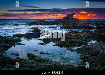 Tide Pools bei Sonnenuntergang, am kleinen Corona Beach in Corona del Mar, Kalifornien. Stockfoto