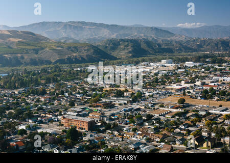 Blick auf Ventura und fernen Berge von Grant Park, in Ventura, Kalifornien. Stockfoto