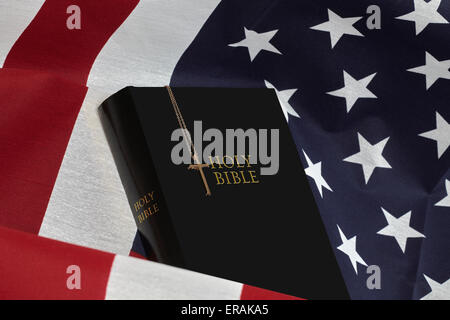 Bibel und Gold Kreuz auf der amerikanischen Flagge USA Stockfoto