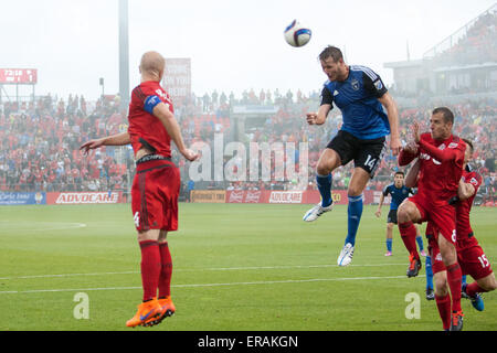 30. Mai 2015: Adam Jahn (14) der Erdbeben leitet den Ball während einer MLS-Spiel zwischen den Toronto FC und San Jose Earthquakes im BMO Field in Toronto, Ontario, Kanada. Toronto FC besiegte die Erdbeben 3-1. Stockfoto