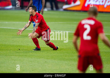 30. Mai 2015: Toronto FC vorwärts Sebastian Giovinco (10) auf kein Foul reagiert in der zweiten Hälfte bei einem MLS-Spiel zwischen dem FC Toronto und San Jose Earthquakes im BMO Field in Toronto, Ontario, Kanada genannt werden. Toronto FC besiegte die Erdbeben 3-1. Stockfoto