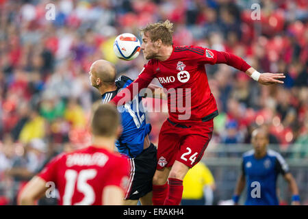 30. Mai 2015: Toronto FC Verteidiger Damien Perquis (24) gewinnt den Ball während einer MLS-Spiel zwischen den Toronto FC und San Jose Earthquakes im BMO Field in Toronto, Ontario, Kanada. Toronto FC besiegte die Erdbeben 3-1. Stockfoto