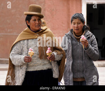 Frauen mit Eiscreme-Kegel, Lampa, Peru Stockfoto