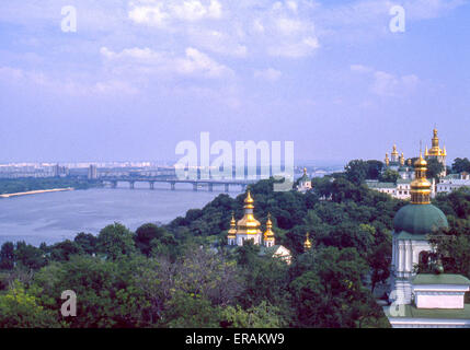 Kiew, Ukraine. 13. Juni 1989. Panoramablick auf Teil des Komplexes Höhlenkloster Lawra Kloster gegründet 1051, auf den Hügeln des rechten Ufers des Flusses Dnepr in Kiew, Ukraine. Im Zentrum sind die vergoldeten Kuppeln der Kirche des Erlösers, zu Recht einer der Türme der Mauer. Auch bekannt als die Kiewer Kloster der Höhlen ist die herausragende Zentrum des östlichen orthodoxen Christentums und Teil des UNESCO-Weltkulturerbe that.attracts Pilger und Touristen aus der ganzen Welt. © Arnold Drapkin/ZUMA Draht/Alamy Live-Nachrichten Stockfoto