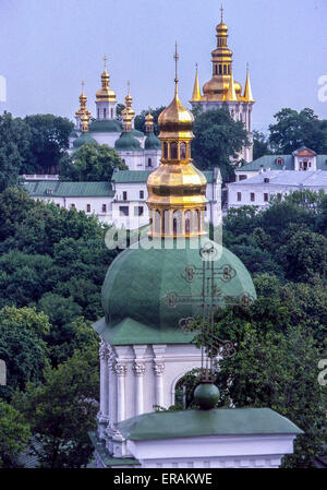 13. Juni 1989 - sind Kiew, Ukraine - im Zentrum die vergoldeten Zwiebeltürme und Turm von einem der Türme der Mauer Höhlenkloster Lavra Klosteranlage 1051, auf den Hügeln des rechten Ufers des Flusses Dnepr in Kiew, Ukraine gegründet. In Ferne sind auf der rechten Seite die goldenen Kuppeln und die Turmspitze des Glockenturms der fernen Höhlen und auf der linken Seite, die Kirche der Geburt der Muttergottes. Auch bekannt als die Kiewer Kloster der Höhlen ist es der herausragenden Zentrum des östlichen orthodoxen Christentums und Teil des UNESCO-Weltkulturerbe, die Pilger und Touristen aus der ganzen Welt anzieht. ( Stockfoto