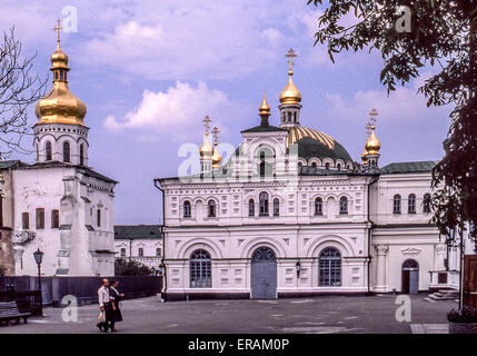 13. Juni 1989 - zerstört Kiew, Ukraine - Touristen spazieren vorbei was bleibt von der ursprünglichen Dormition Kathedrale, Pechersk Lavras älteste Bauwerk aus dem 11. Jahrhundert fast vollständig im zweiten Weltkrieg (seit restaurierten und umgebauten). Auf der rechten Seite ist das Refektorium Kirche des Heiligen Antonius und Theodosius und angrenzenden Refektorium, wo Mönche aßen. Gegründet 1051, auf den Hügeln des rechten Ufers des Flusses Dnepr in Kiew, Ukraine, und auch die Kiewer Kloster der Höhlen, ist Pechersk Lavra, die herausragenden Zentrum des östlichen orthodoxen Christentums und Teil einer UNESCO-Weltkulturerbe-th Stockfoto