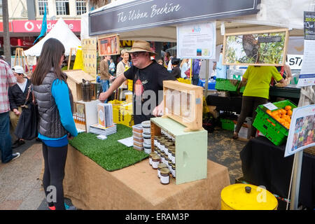 Manly Nachhaltigkeit, Essen und Wein Festival im 29. Jahr am Manly Beach und Corso, Sydney, Australien. Bienenstock Standbesitzer Verkauf von Honig Stockfoto