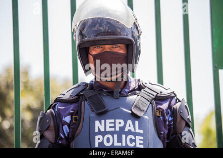 Nepal Polizei gekleidet in Kampfmontur in Kathmandu, Nepal Stockfoto