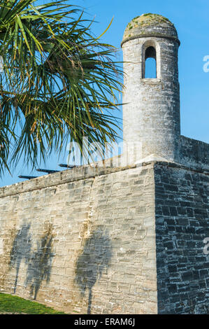 Der Wachturm von St. Augustine, Florida Castillo de San Marcos mit Blick auf das breite Wasser der Matanzas Inlet und die Bucht. USA. Stockfoto