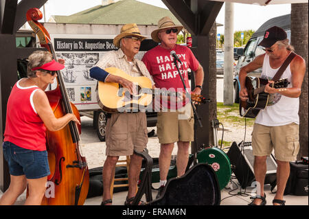 Musiker führen Sie live-Musik in der Mittwoch-Markt, ein Outdoor-Kunst, Handwerk, und Gemüsemarkt an der St. Augustine Pier. USA Stockfoto