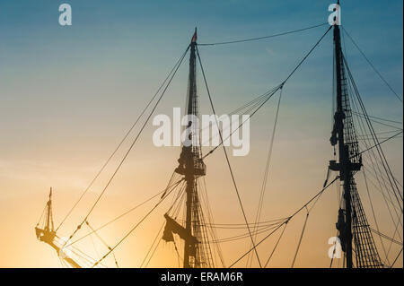 Silhouette eines Piratenschiffes gegen einen farbenfrohen Sonnenaufgang Himmel. Stockfoto