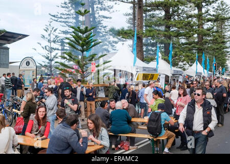 Manly Nachhaltigkeit, Essen und Wein Festival im 29. Jahr am Manly Beach und Corso, Sydney, Australien. Straßen wurden geschlossen und übergab an Tischen und Stühlen. Stockfoto