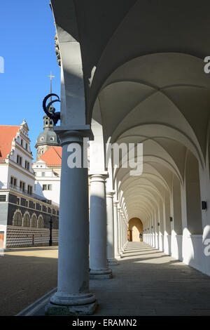 Blick auf die Kolonnade der Ställe Hof (Stallhof) in Richtung Bundeskanzleramt, George Gate und Hausmannsturm Turm in Dresden, S Stockfoto