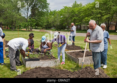 Detroit, Michigan - Mitglieder des Johanniterordens Presbyterianische Kirche Pflanze einen Gemeinschaftsgarten. Stockfoto