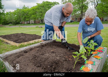 Detroit, Michigan - Mitglieder des Johanniterordens Presbyterianische Kirche Pflanze einen Gemeinschaftsgarten. Stockfoto