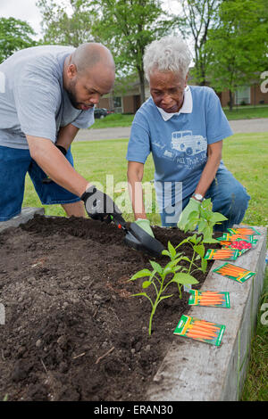 Detroit, Michigan - Mitglieder des Johanniterordens Presbyterianische Kirche Pflanze einen Gemeinschaftsgarten. Stockfoto