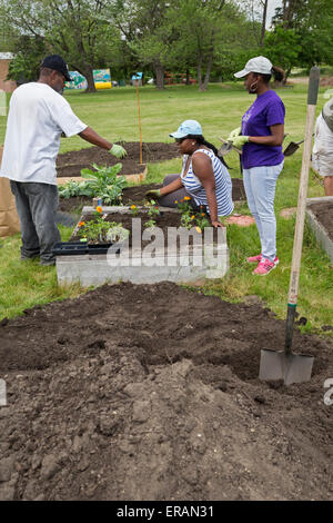 Detroit, Michigan - Mitglieder des Johanniterordens Presbyterianische Kirche Pflanze einen Gemeinschaftsgarten. Stockfoto