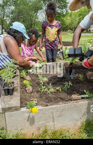 Detroit, Michigan - Mitglieder des Johanniterordens Presbyterianische Kirche Pflanze einen Gemeinschaftsgarten. Stockfoto