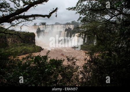 Puerto Iguazu. 30. Mai 2015. Touristen besuchen die Iguazu Wasserfälle auf der argentinischen Seite in Puerto Iguazu am 30. Mai 2015. Das Hotel liegt an der Grenze zwischen Argentinien und Brasilien, bieten die Iguazu Wasserfälle Besucher 275 Wasserfälle im Naturpark. © Martin Zabala/Xinhua/Alamy Live-Nachrichten Stockfoto