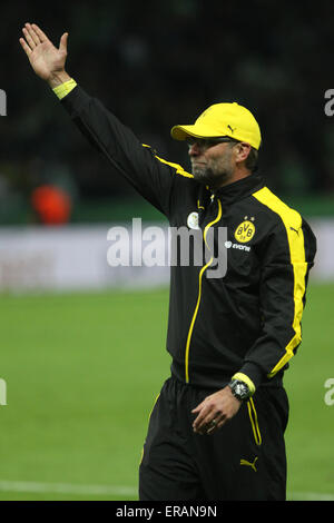 Berlin, Deutschland. 30. Mai 2015. Borussia Dortmund Trainer Juergen Klopp begrüßt das Publikum nach dem DFB-Pokal (DFB Pokal) letzte Fußballspiel gegen den VfL Wolfsburg in Berlin, Deutschland, am 30. Mai 2015. Borussia Dortmund verlor 1-3. © Zhang Fan/Xinhua/Alamy Live-Nachrichten Stockfoto