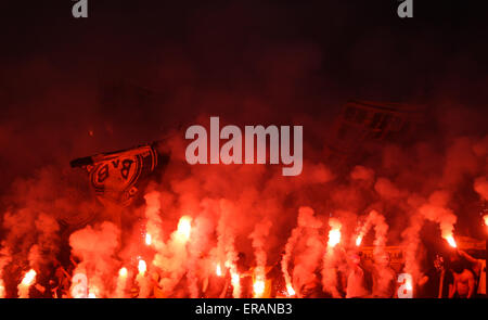 Berlin, Deutschland. 30. Mai 2015. Fans von Borussia Dortmund Licht Feuerwerk während der letzten Fußball-DFB-Pokal (DFB Pokal) Spiel gegen den VfL Wolfsburg in Berlin, Deutschland, am 30. Mai 2015. Borussia Dortmund verlor 1-3. © Zhang Fan/Xinhua/Alamy Live-Nachrichten Stockfoto