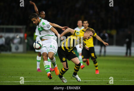 Berlin, Deutschland. 30. Mai 2015. Marco Reus (R) von Borussia Dortmund tritt während der DFB-Pokal (DFB Pokal) letzte Fußballspiel gegen den VfL Wolfsburg in Berlin, Deutschland, am 30. Mai 2015. Borussia Dortmund verlor 1-3. © Zhang Fan/Xinhua/Alamy Live-Nachrichten Stockfoto