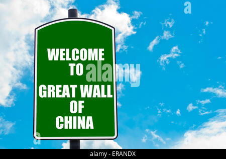 Grüne Verkehrszeichen mit Ansage willkommen zu GREAT WALL OF CHINA, isoliert über klar blauer Himmelshintergrund Stockfoto