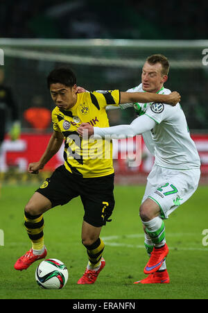 Berlin, Deutschland. 30. Mai 2015. Shinji Kagawa (L) von Borussia Dortmund tritt während der DFB-Pokal (DFB Pokal) letzte Fußballspiel gegen den VfL Wolfsburg in Berlin, Deutschland, am 30. Mai 2015. Borussia Dortmund verlor 1-3. © Zhang Fan/Xinhua/Alamy Live-Nachrichten Stockfoto