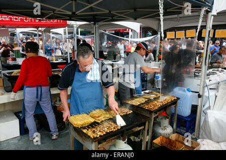 Manly Nachhaltigkeit, Essen und Wein Festival im 29. Jahr am Manly Beach und Corso, Sydney, Australien. Männer kochen Würstchen, Kebab und Hühner in einem stall Stockfoto