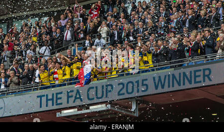 London, UK. 30. Mai 2015. Arsenal Spieler feiern den FA-Cup-Finale zwischen Aston Villa und Arsenal im Wembleystadion in London, Großbritannien, am 30. Mai 2015 zu gewinnen. Arsenal gewann den FA Cup, nachdem er 4: 0. Bildnachweis: Richard Washbrooke/Xinhua/Alamy Live-Nachrichten Stockfoto