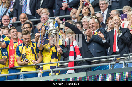 London, UK. 30. Mai 2015. Arsenals Manager Arsene Wenger (C) feiert mit Trophäe nach dem FA Cup-Finale zwischen Aston Villa und Arsenal im Wembleystadion in London, Großbritannien, am 30. Mai 2015. Arsenal gewann den FA Cup, nachdem er 4: 0. Bildnachweis: Richard Washbrooke/Xinhua/Alamy Live-Nachrichten Stockfoto